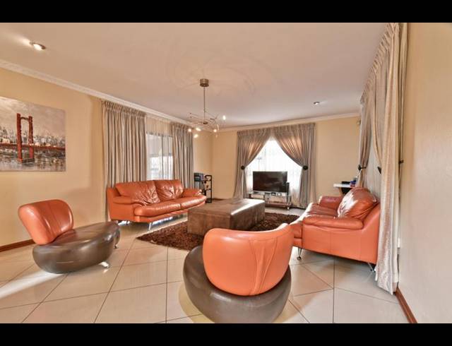 4 BEDROOM HOUSE FOR SALE IN LIEFDE EN VREDE